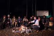 Tobi (vorne) am Lagerfeuer mit Cowboys.