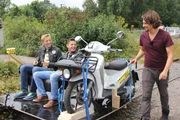 Tommy (re.) fragt sich, wie es wäre, wenn man seine eigene Bahn hätte. Mit Cem und David baut er drei Fahrzeuge, die sich auf Schienen fortbewegen können. Gemeinsam testen sie auf einem alten Bahnhofsgelände, mit welchen Antrieben man sich schnell und bequem auf Schienen fortbewegen kann.