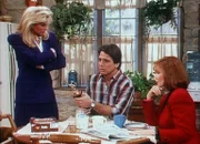 Tony (Tony Danza, M.) leidet unter der Zwangsvorstellung, seinen Tennispartner umgebracht zu haben. Mona (Katherine Helmond, r.) und Angela (Judith Light, l.) sind ratlos.