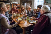 Albert testet seine neue Geschäftsidee beim Abendessen mit der Familie. Sein vermeintlich teures Ketchup stößt auf Begeisterung.
v.l.: Johanna (Ursula Cantieni), Bea (Christiane Brammer), Karl (Peter Schell), Jenny (Julia Obst), Sebastian (Dominik Stricker), Albert (Alessio Hirschkorn), Hermann (Wolfgang Hepp)