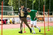 Staller (Helmfried von Lüttichau, links) ist vom Fußballtraining begeistert und trainiert gleich mit Stefan Schneider (Urs Fabian Winiger).