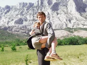 Der Amerikaner David Quattermain (Stephen Moyer, re.) schlägt sich, von den Nazis verfolgt, mit seinem elfjährigen Sohn Thomas (Thomas Sangster) nach Genf durch.