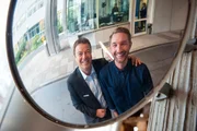 Die Moderatoren von "Bombis Nachtwache": Jörg Bombach und Daniel Boschmann.