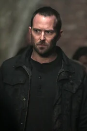 Muss tief in seine Trickkiste greifen, um die hemmungslosen Terroristen schachmatt zu setzen: Weller (Sullivan Stapleton) ...