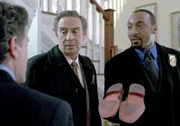 Unter den Schuhen von Peter Wilder (Henry Woronicz) machen die Detectives Briscoe (Jerry Orbach) und Green (Jesse L. Martin) einen interessanten Fund...