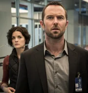 Jaimie Alexander (Jane Doe), Sullivan Stapleton (Kurt Weller).