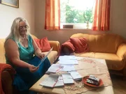 Lieselotte Tairi sieht sich ihre Finanzen an.