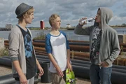 Florian (Niklas Tschernich, r.) ist neuerdings kaum noch zu Hause. Lieber trifft er sich mit seinen Freunden (Fjonn Philipp Frahm, l., Komparse, m.) zum Skateboard fahren.