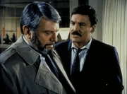 Mike Hammer (Stacy Keach, r.) versucht herauszufinden, ob seine Ex-Freundin Selbstmord begangen hat oder ob doch jemand anderes dahintersteckt. Er spürt zwei Verdächtige (Theodore Birkel, l.) auf, denen Cassies Tod mehr als gelegen kommt ...