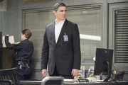 Reese (Jim Caviezel) bekommt es bei seinem neuesten Fall mit einer gewieften Kopfgeldjägerin zu tun, die es sogar geschafft hat, ihm seine Polizeimarke zu entwenden.