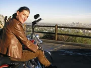 NDR Fernsehen AUF DER HARLEY DURCH KALIFORNIEN, "Mit Katy Karrenbauer durch Wüsten und Wälder, Folge 1", am Mittwoch (16.11.11) um 15:15 Uhr.
BILDER KÖNNEN AUCH FÜR FOLGE 2 VERWENDET WERDEN!
Katy Karrenbauer vor der Skyline Downtown Los Angeles.