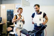 Die "Xenius"-Moderatoren Dörthe und Pierre bereiten sich auf einen Sporttest vor.