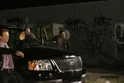 Die von Ellies Vater eingefädelte Übergabe schlägt fehl. King (Jeremy Sisto, r.) erkennt, dass es die Entführer auf etwas ganz anderes abgesehen haben ...