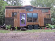 Tiny House Hunters Season3 EP Fresh Start in Asheville, Tiny House Hunters Staffel3 EP Schmales Budget
As seen on Tiny House Hunters, with tiny house expert Randy Jones, and her best friend Christian, potential home buyer Elena, admires the innovative design of this 240 sq. foot tiny house in Swannanoa, NC.