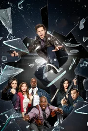 2. Staffel: oben: Jake Peralta (Andy Samberg), unten v.l.: Amy Santiago (Melissa Fumero), Gina Linetti (Chelsea Peretti), Ray Holt (Andre Braugher), Terry Jeffords (Terry Crews), Rosa Diaz (Stephanie Beatriz), Charles Boyle (Joe Lo Truglio)