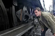 Dan Snow führt durch die Dokumentarserie zur Eisenbahngeschichte. Snow erkundet, wie sich die britische Eisenbahn im Laufe der Jahre entwickelt hat.