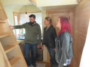 Tiny House Hunters Season3 EP Colorado Couple Goes Tiny, Tiny House Hunters Staffel3 EP Tierheim
Homebuyers, Chris and Heather with realtor, Dot ready to tour this tiny industrial house. Located in Aurora, CO, as seen on Tiny House Hunters.