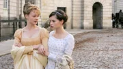 Isabella (Carey Mulligan, li.) hat große Pläne mit Catherine (Felicity Jones, re.). Sie will die Freundin mit ihrem Bruder verkuppeln. Doch Catherines Herz gehört bereits einem anderen …