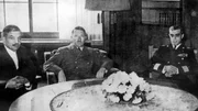 Pierre Laval (französischer Politiker und Ministerpräsident im besetzten Frankreich), mit Adolf Hitler und dem italienischen Außenminister Giuseppe Bastianini.