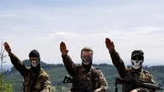 Hitlergruß und militärische Bewaffnung: drei Mitglieder der US-amerikanischen Neonazi-Gruppe "Atomwaffen Division".