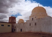 Islamische Heiligtümer in Nefta am Rande der tunesischen Sahara. In Nefta gibt es über 100 Wallfahrtsstätten und 24 Moscheen. Nefta ist bekannt als Stadt der tunesischen Sufis und Mystiker.