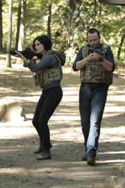 Patterson ist es gelungen, ein weiteres Tattoo auf Janes (Jaimie Alexander, l.) Körper zu entschlüsseln. Es führt Kurt Weller (Sullivan Stapleton, r.) und sein Team ins Hinterland von Michigan, wo sie überraschend auf den hochgefährlichen und lang gesuchten Saul Guerrero stoßen ...