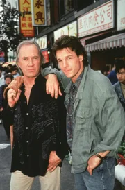 Kwai Chang Caine (David Carradine, l.) und Peter Caine (Chris Potter)