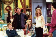 Ross (David Schwimmer, re.) beichtet (v.li.) Will (Brad Pitt), Monica (Courteney Cox Arquette), Chandler (Matthew Perry), Phoebe (Lisa Kudrow) und Rachel (Jennifer Aniston) ein kleines Geheimnis.