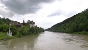Burg Wernstein wurde direkt am Fluss erbaut und gehört zu Oberösterreich.