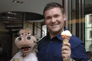 Bauchredner Pierre Ruby und seine Puppe Amanda.
