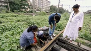 women (unknown, li), Ranveer Brar, mi, Station Manager Matunga (Meena Shamkar Santi, re)