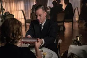 Der Gestapo-Chef von La Rochelle, Krimnalrat Hagen Forster (Tom Wlaschiha), hat Gefallen an Simone Strasser (Vicky Krieps) gefunden und hofft auf eine Beziehung mit ihr.