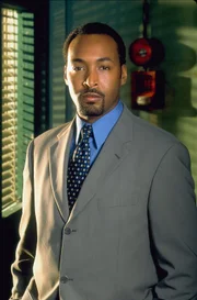 Detective Edward Green (Jesse L. Martin) ermittelt im Mordfall eines Teilnehmers einer TV-Reality-Show. Mit seinem Kollegen Briscoe bekommt Green heraus, dass der Senderchef den Toten angewiesen hatte andere Teilnehmer zu provozieren. Was einen der Teilnehmer so in Rage gebracht hat, dass er den Provokateur ermordet hat.