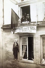 Ab 1910 greifen viele Anarchisten, sei es aus Ungeduld oder um den Autor der „"Theorie des Eigentums"“, Pierre-Joseph Proudhon, beim Wort zu nehmen, die bürgerliche Gesellschaft an ihrem empfindlichsten Punkt an: den Besitztümern.