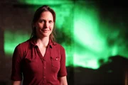 Helen Czerski zeigt, wie Polarlichter entstehen.