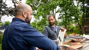Koral Elci und Adam Boudoukos bereiten die Beilage zum Pannfisch vor. Überbackene Drei-Sorten-Kartoffeln.
