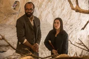 L-R: Bernard Lowe (Jeffrey Wright), Elsie Hughes (Shannon Woodward)