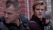 In der Hoffnung, den gefährlichen Anführer einer indonesischen Söldnertruppe aufzuspüren, verfolgen MacGyver (Lucas Till, r.) und Jack (George Eads, l.) deren Transport einer tödlichen Menge Nervengases ...