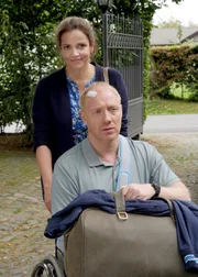 Vera (Rebecca Immanuel) kümmert sich um den verletzten Dr. Wegner (Simon Schwarz).