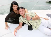 Die wohlhabende Mittvierzigerin Agnes lebt seit Jahren in Bulgarien und hat offensichtlich ein Auge auf Student Micha geworfen..