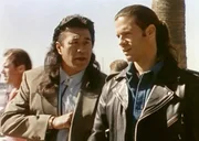 Bobby Sixkiller (Branscombe Richmond, li.) ist ziemlich genervt. Reno Raines (Lorenzo Lamas), sein Freund und Partner, zieht ernsthaft in Erwägung, ein bezahlter Profikiller zu werden.