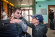 Jenny (Cosima Lehninger, r.) hat sich ins EKH geschlichen um mit ihrem Freund Alex (Max Hegewald, l.) abzuhauen.