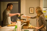 Sullivan Stapleton (Kurt Weller), Jordana Spiro (Sarah Weller).