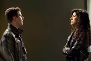 Jake Peralta (Andy Samberg), Rosa Diaz (Stephanie Beatriz)