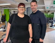Fit und schlank in 66 Tagen: Coach Falk Müller steht Isabelle in Pforzheim zur Seite.