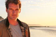 Dan Snow am Strand der Normandie.
