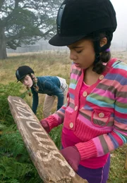 Im verlassenen Dorf findet Carole (Victoria Campbell, re.) ein geheimnisvolles Schild. Stevie (Lauren Dixon) weiß jedoch auch nicht, was es damit auf sich hat.