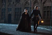 Anne (Faye Marsay, l.) und Richard (Aneurin Barnard, r.) begeben sich auf die Flucht ...