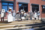 Die Kinder verstecken sich in ihren Roboterkostümen.
