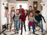 L-R: Anika Hunter (Kyra Isako Smith), Sal Hunter (Daan Creyghton), Daniel Hunter (Thomas Jansen), Tess Hunter (Maemae Renfrow), Max Hunter (Stony Blyden), Evie Hunter (Kate Bensdorp), Jake Hunter (Wilson Radjou-Pujalte)